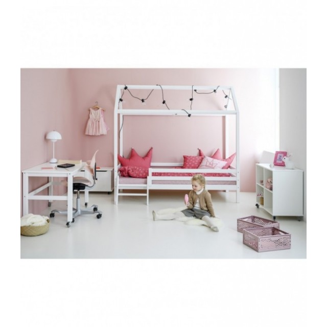 habitación infantil con cojines de princesa